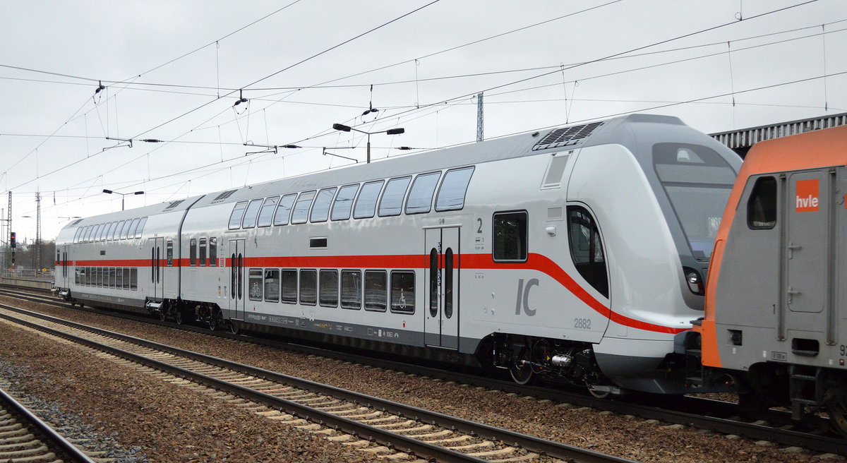 Überführung von einem fabrikneuen DB IC-Doppelstocksteuerwagen Nr. 2882 (Gattung DBpbzfa 668.2) + Zwischenwagen D-DB 50 80 26-81 554-0 DBpza 682.2  am 14.03.18 Bf. Flughafen Berlin-Schönefeld.
 
