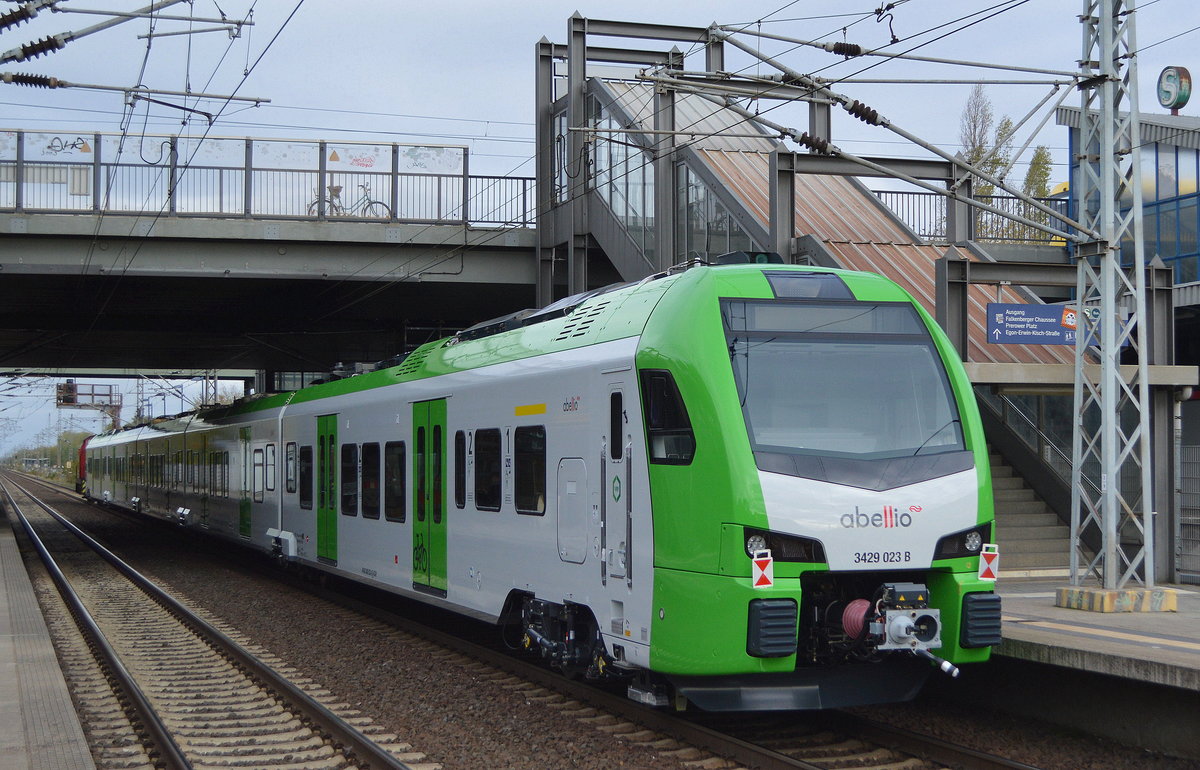 Überführung eines fünfteiligen FLIRT³ XXL für Abellio und den Verkehrsverbund Rhein-Ruhr (VRR) mit der Nr. 3429 023 B durch die WFL Lok 1 am 11.10.19 Bf. Berlin Hohenschönhausen.