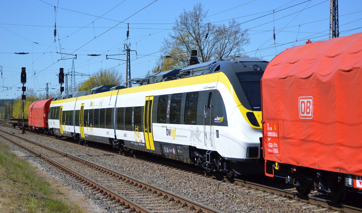 Überführung eines neuen Bombardier Talent 2 für die Abellio Baden-Württemberg (8 442 108 soweit erkennbar) am Haken von 185 167-4 am 20.04.20 Bf. Saarmund.