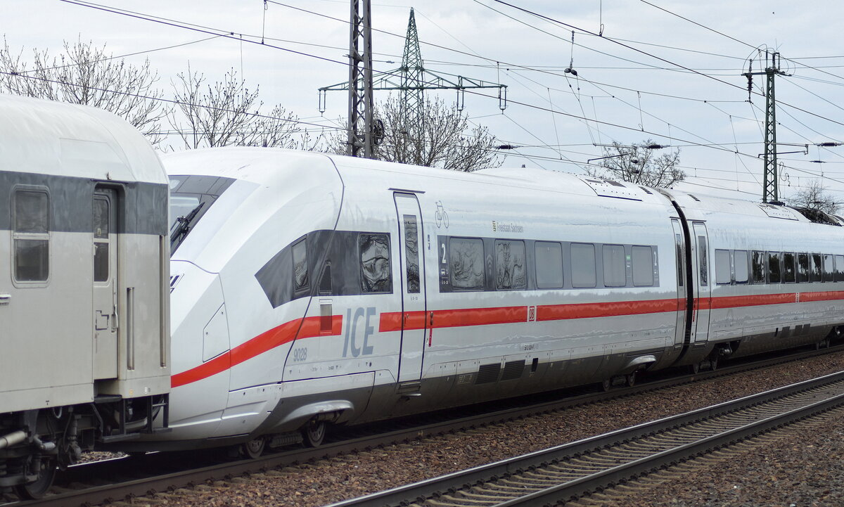 Überführung eines neuen Siemens ICE 4 Taufname:  Freistaat Sachsen  Tz 9028 (NVR:  93 80 5812 028-9 D-DB....... ) in Einzelteilen getrennt durch die RailAdventure  GmbH, München [D]   am 29.03.23 Durchfahrt Bahnhof Saarmund.