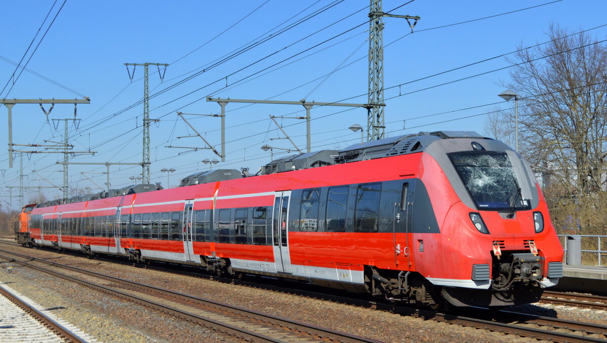 Überführung eines Schad-Triebzuges der DB Regio  442 333-1  durch die Havelländische Eisenbahn AG, Berlin-Spandau  V 160.6  [NVR-Nummer: 92 80 1203 144-1 D-HVLE] am 22.03.22 Durchfahrt Bf. Golm.