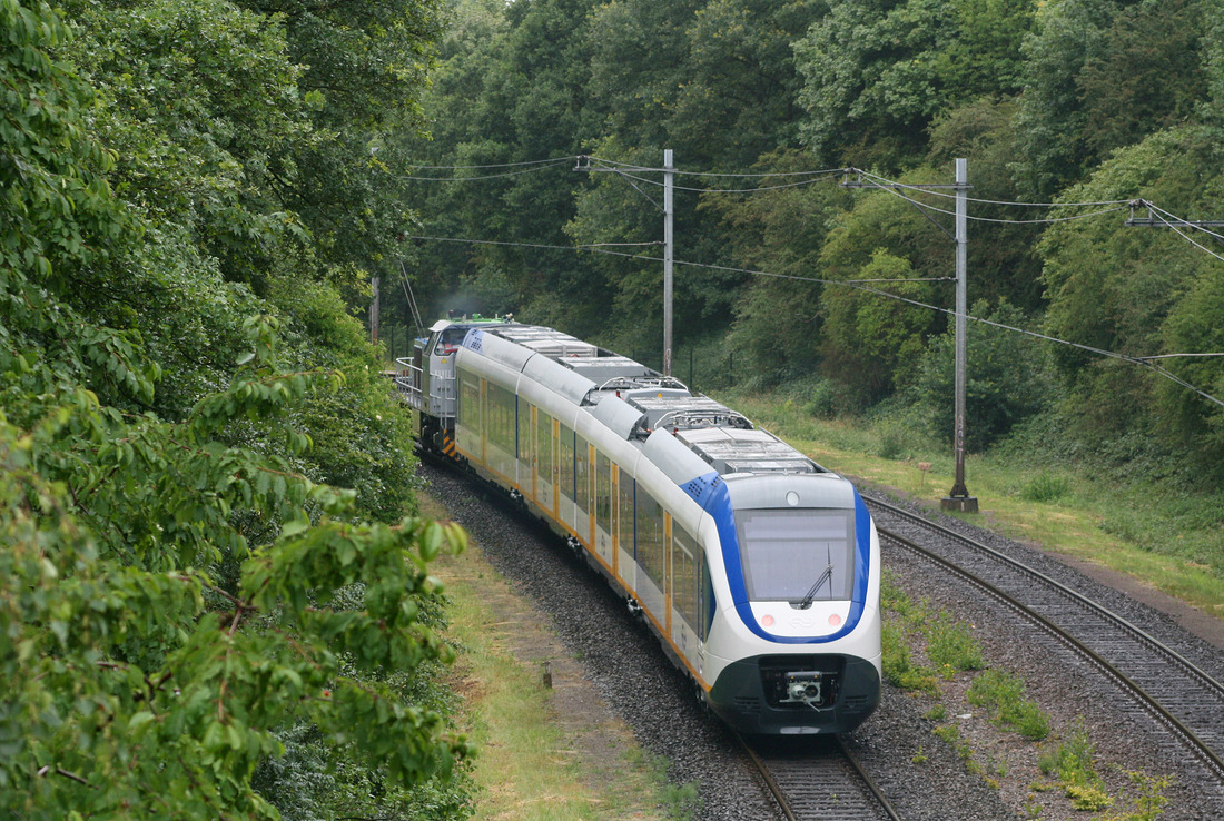Überführung eines  Sprinter Lighttrain  (Fahrzeugnummer unbekannt) für die Nederlandse Spoorwegen durch RTB Cargo V 156.
Das Bild wurde am 20. Juni 2011 in Landgraaf aufgenommen.