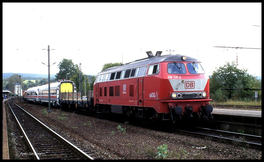 Überführung der ersten Triebköpfe des ICE 3 hier bei der Durchfahrt am 3.10.1997 in Altenbeken. Zuglok ist 218135 in Richtung Paderborn.