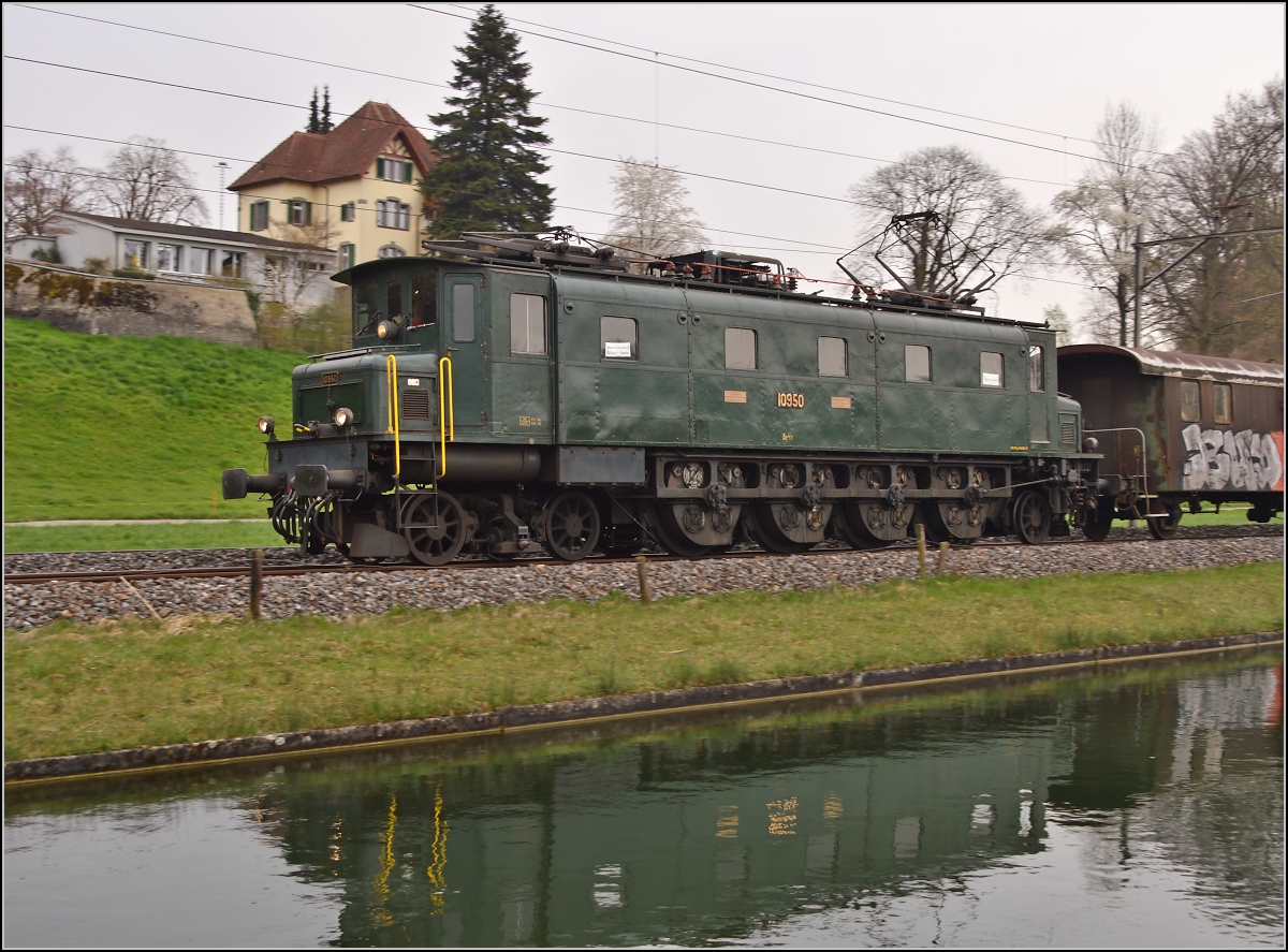 Überführung historischen Wagenmaterials. 

Ae 4/7 10950 der Swisstrain am Thurkanal. Bürglen, April 2014.