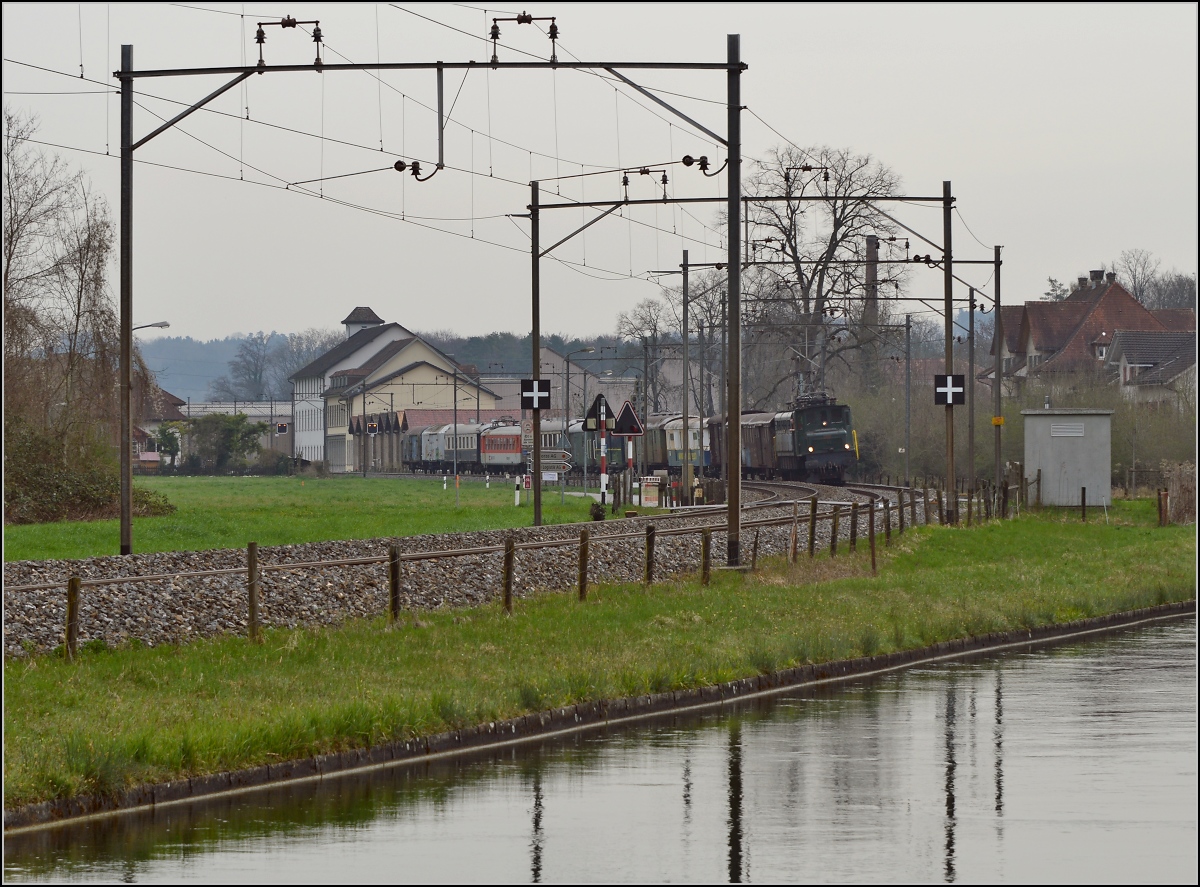 Überführung historischen Wagenmaterials. 

Hier kommt Ae 4/7 10950 der Swisstrain mit einer herrlichen Fuhre. Bürglen, April 2014.