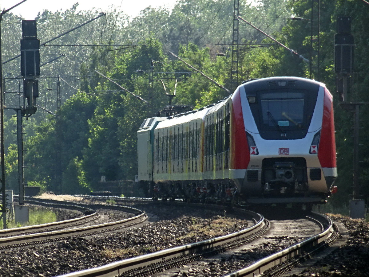 Überführung neuer S-Bahnwagen nach Hamburg: Im Nachschuß erkennbar das Design der Frontpartie der BR 490. Aufgenommen 29.5.2018 am Berliner Außenring bei Hennigsdorf-Nord