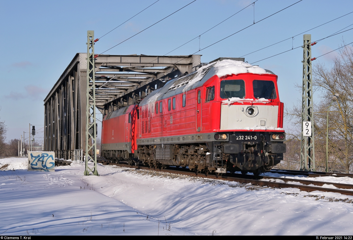 Überführung Nr. 2 an diesem winterlichen Nachmittag - diesmal mit 232 241-0 (132 241-1), die ich bereits am Vormittag zweimal an der Berliner Brücke in Halle (Saale) antraf, und der im Wortsinne  kalten  152 039-4 (Siemens ES64F) in Schkopau Richtung Merseburg Hbf fahrend.

🧰 DB Cargo
🚩 Bahnstrecke Halle–Bebra (KBS 580)
🕓 11.2.2021 | 14:22 Uhr