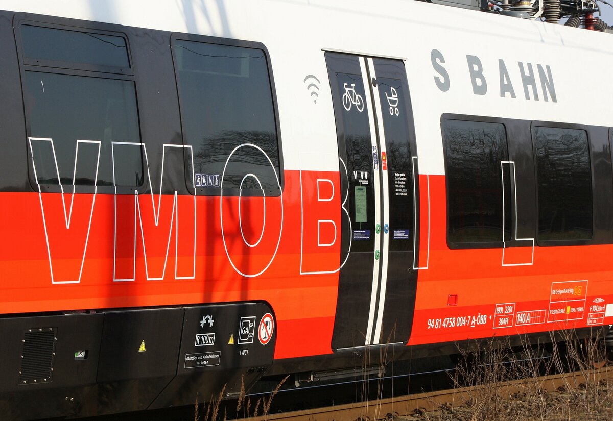 Überführung Talent 3 Alstom / Bombardier | Zuglok war 159 217-9 | Detailaufnahme am Triebwagen 4758 004 | Bf Anklam [WAK] | März | mit den besten Grüßen und Wünschen !