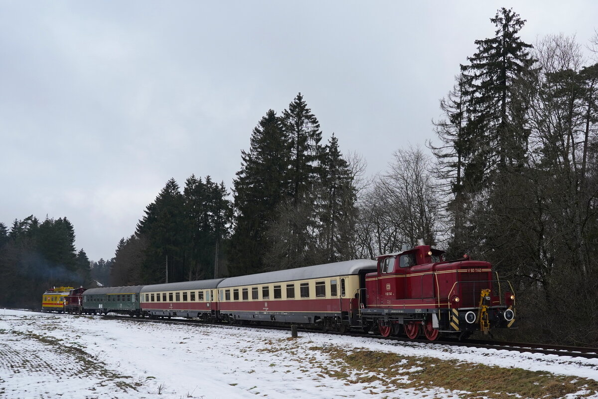 Überführungsfahrt auf der Eifelquerbahnstrecke mit VEB-V60 1140, zwei AKE-Rheingoldwagen vom Typ Avmz, einem ABy der VEB, der VEB V60 403 und dem KAF-701 076.
Die zweite Überführungsfahrt von Gerolstein über die dafür wieder befahrbar gemachte Eifelquerbahn nach Kaisersesch und dann weiter nach Andernach fand am 18.01.22 statt.
Die Fahrzeuge waren seit der Hochwasserkatastrophe die die Eifelbahn unbefahrbar machte, im ebenfalls davon betroffenen Bahnhof Gerolstein eingeschlossen gewesen.

2022-01-18 Eppenberg (L95 Lirstal-Laubach)