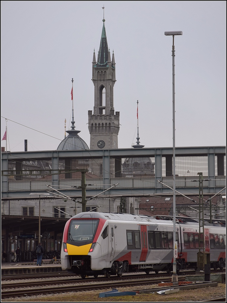 Überführungsfahrt des neuen elektrischen Flirt UK beim ersten Stopp in Konstanz. Endwagen 94 70 0 312 102-9. Je zwei mit Jakobsdrehgestell verbunden Teilwagen sind zu 6 Einheiten verbunden. Daraus wird der längste Flirt mit 240 m Länge und 375 t Gewicht. Konstanz, Februar 2018.