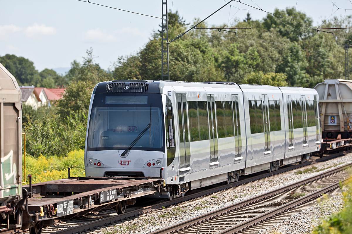 Ueberführungsfahrt einer Metrobahn für Rotterdam ist eingereiht einem Güterzug Bild 2.8.2017 in Langenisarhofen.