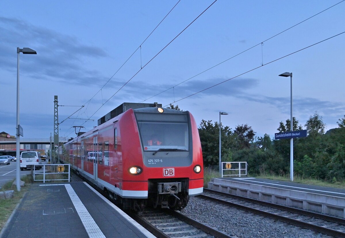 Überführungsfahrt nach Mosbach Neckarelz von zwei 425zigern in Gundelsheim am Abend des 20.8.2021. Diefahrzeuge kommen von Ludwigshafen machen in Bad Friedrichshall Hbf Kopf und fahren dann ans Ziel, wo dann die auszutauschenden Triebwagen in umgekehrter Richtung dann nach Ludwigshafen gefahren werden zur Wartung.