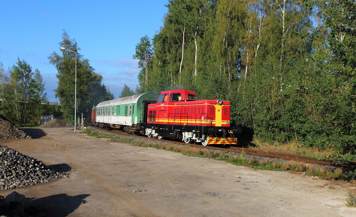 �berf�hrungszug von Cheb nach Nova Role zum Bahnhofsfest dort zum 145. J�hrigem Streckenjubil�um (Chodov - Nova Role). Aufgenommen bei Mirova mit der 725 030 as Zuglok am 05.09.26