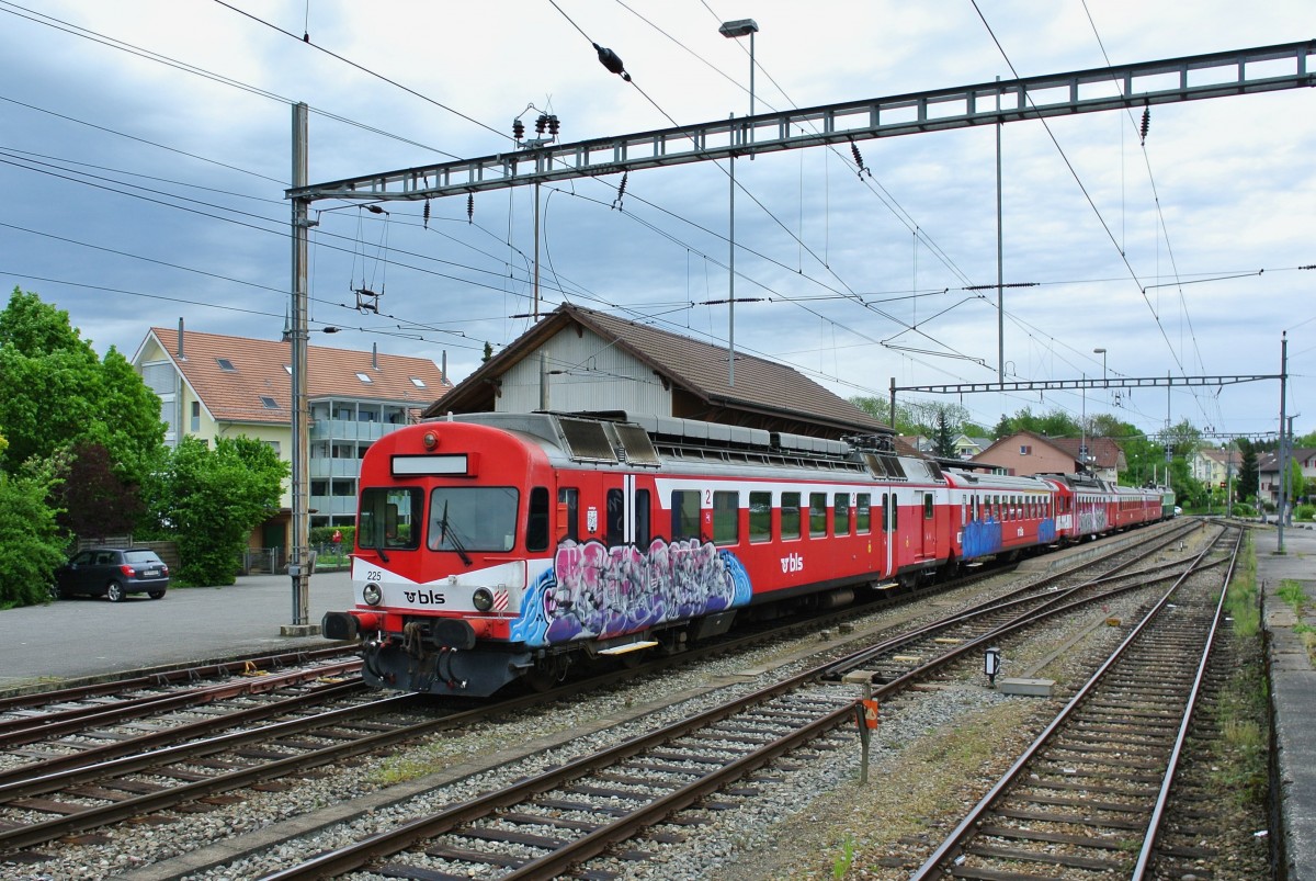 berfuhr von 2 RBDe 566 I Pendeln von Wiler nach Oberburg durch den Be 4/4 761 (BLS Historic, ex. BN); RBDe 566 225-9, ABt 50 38 38-33 925-0, RBDe 566 220-0, B 50 38 29-34 558-9 und ABt 50 38 38-33 923-5, Kirchberg-Alchenflh, 08.05.2015.