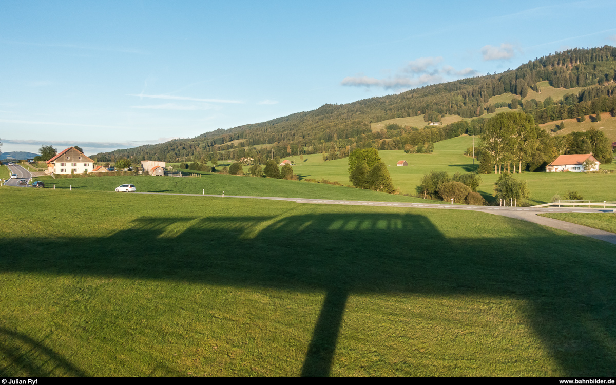 Überfuhr der bei der BC zum Einsatz gekommenen Wagen von GFM Historique von Chaulin nach Bulle und Châtel Saint-Denis am 24. September 2018 mit dem BDe 4/4 141. Schattenspiele auf der Autobahnbrücke zwischen La Verrerie und Semsales.