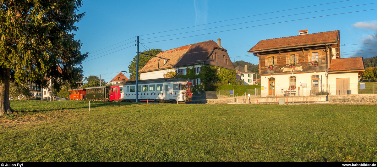 berfuhr der bei der BC zum Einsatz gekommenen Wagen von GFM Historique von Chaulin nach Bulle und Chtel Saint-Denis am 24. September 2018 mit dem BDe 4/4 141. Abwarten der Kreuzung im Bahnhof Semsales.