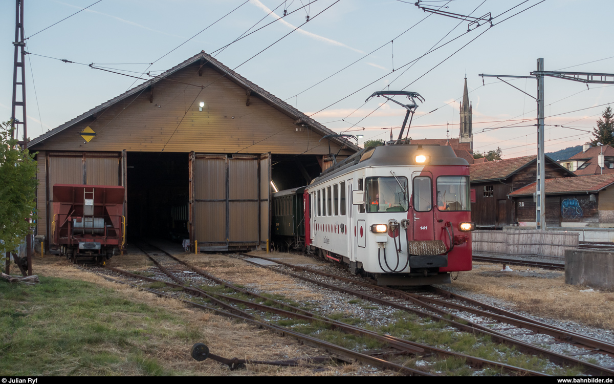 Überfuhr der bei der BC zum Einsatz gekommenen Wagen von GFM Historique von Chaulin nach Bulle und Châtel Saint-Denis am 24. September 2018 mit dem BDe 4/4 141. Rangieren in Châtel Saint-Denis.
