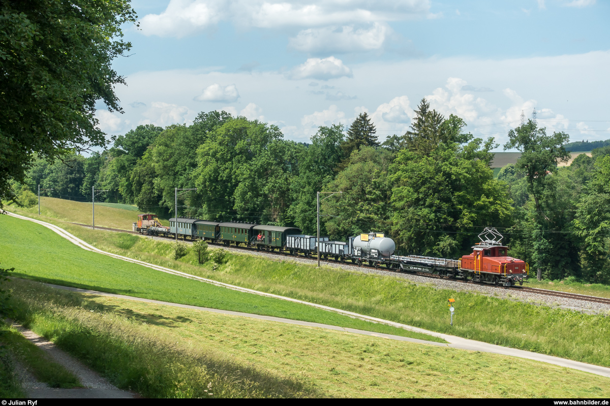 Überfuhr DVZO Ee 3/3 16363 mit GmP nach Besuch des Bahnparkfestes in Brugg am 28. Mai 2018 von Brugg nach Bauma. Zwischen Effretikon und Illnau.