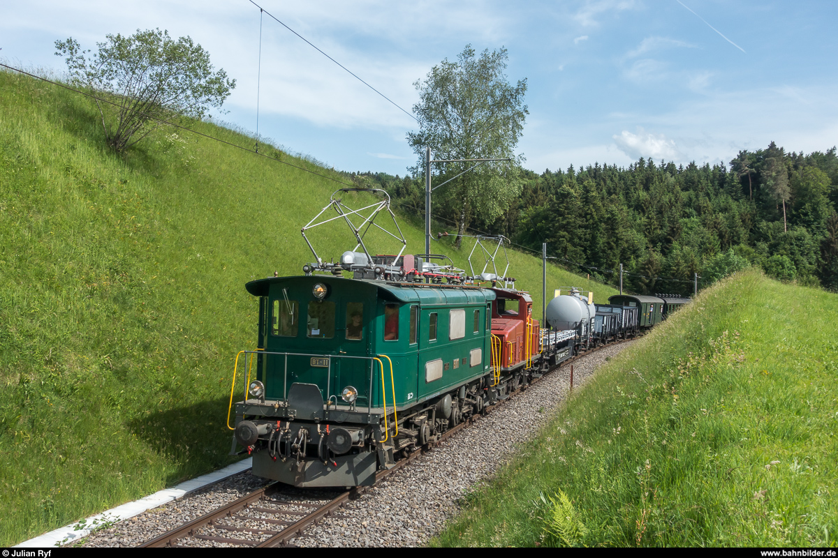 Überfuhr DVZO Ee 3/3 16363 mit GmP nach Besuch des Bahnparkfestes in Brugg am 28. Mai 2018 von Brugg nach Bauma. Die Be 4/4 15 leistete der Ee 3/3 ab Hinwil Vorspann. Bei Ettenhausen-Emmetschloo.