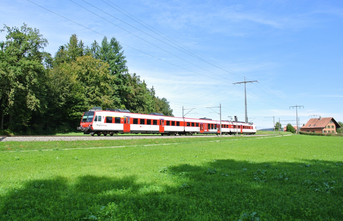 berfuhr eines RegionAlps Domoinos von der Unterhaltsanlage Zrich via Ltschberg nach Brig. Der Pendel besteht aus dem ABt 50 85 39-43 944-0, B INVOA 410-4 und dem RBDe 560 404-6, bei Lyssach, 21.09.2013.