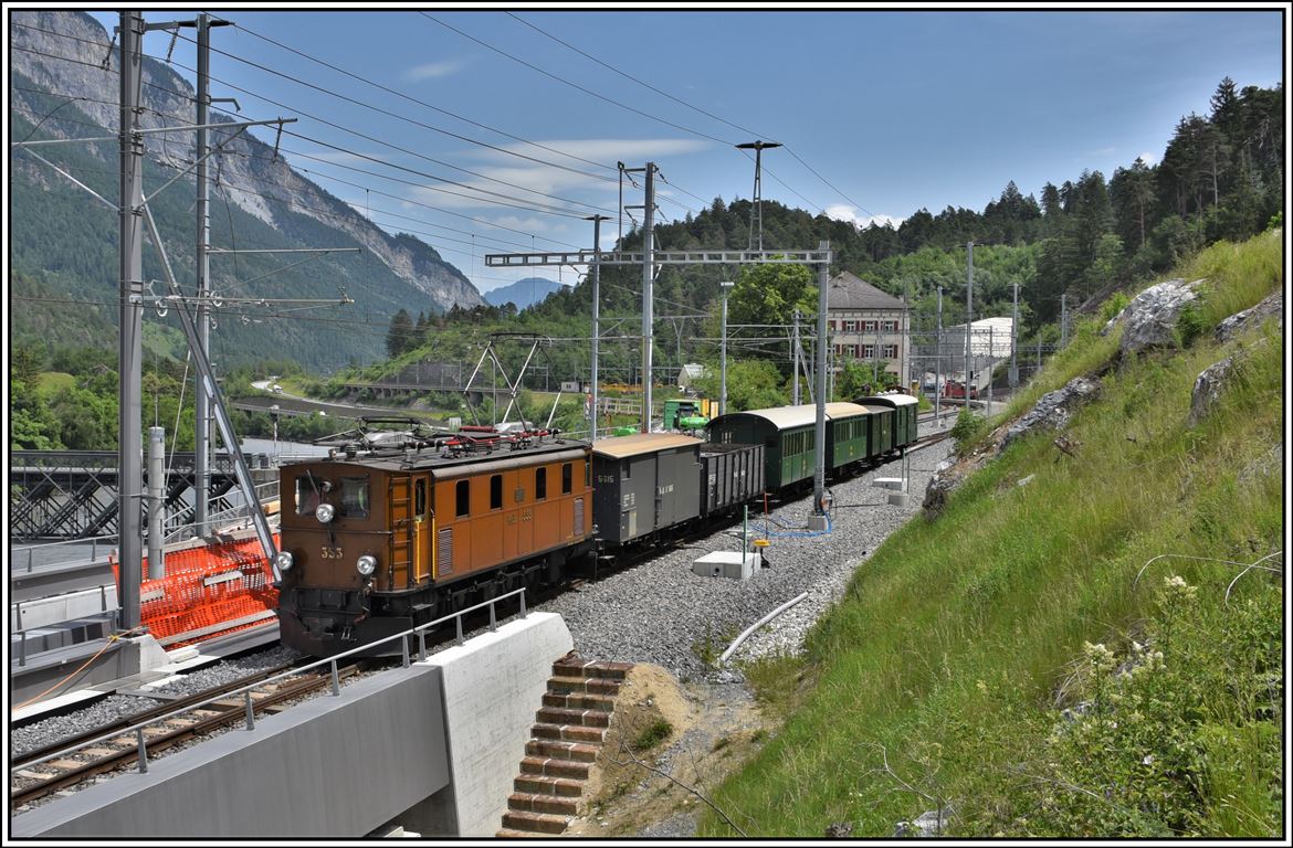 Überfuhr Ge 4/6 353 als Extrazug 9115 nach Samedan in Reichenau-Tamins. (14.06.2019)