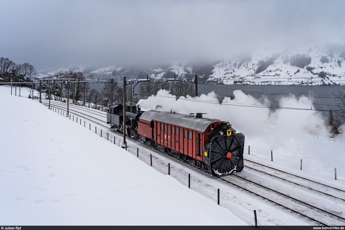 Überfuhr der Gotthardbahn  Rotary  Xrot 100 mit dem  Habersack  Eb 3/5 5819 vom Depot Arth-Goldau in den Bahnpark Brugg am 17. Januar 2021. Hier bei Arth.