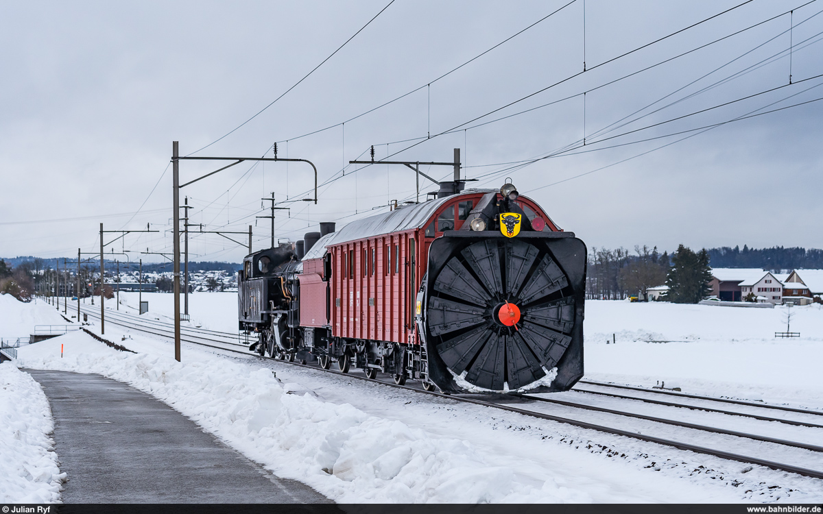 Überfuhr der Gotthardbahn  Rotary  Xrot 100 mit dem  Habersack  Eb 3/5 5819 vom Depot Arth-Goldau in den Bahnpark Brugg am 17. Januar 2021. Hier bei Waltenschwil.