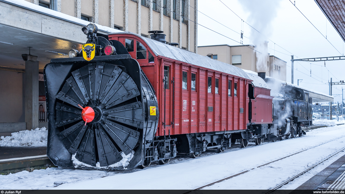 Überfuhr der Gotthardbahn  Rotary  Xrot 100 mit dem  Habersack  Eb 3/5 5819 vom Depot Arth-Goldau in den Bahnpark Brugg am 17. Januar 2021. Zwischenhalt in Lenzburg.