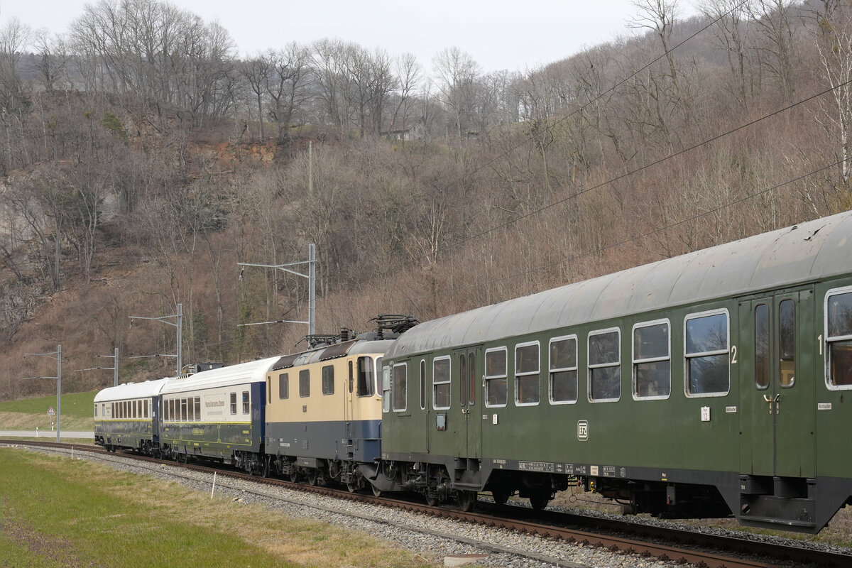 Überfuhr von historischem Rollmaterial für zwei Sonderzüge die am 12. und 13. März 2022 verkehrten mit der Re 421 387-2 CH IRSI und der 01 202 PACIFIC.
Am 11. März 2022 brachte die Re 4/4 l 10009 den nicht alltäglich auf der OeBB verkehrenden Zug von Balsthal nach Oensingen.
Als abgebügelte Zwischenlok geschleppt wurde die Re 421 387-2.
Foto: Walter Ruetsch