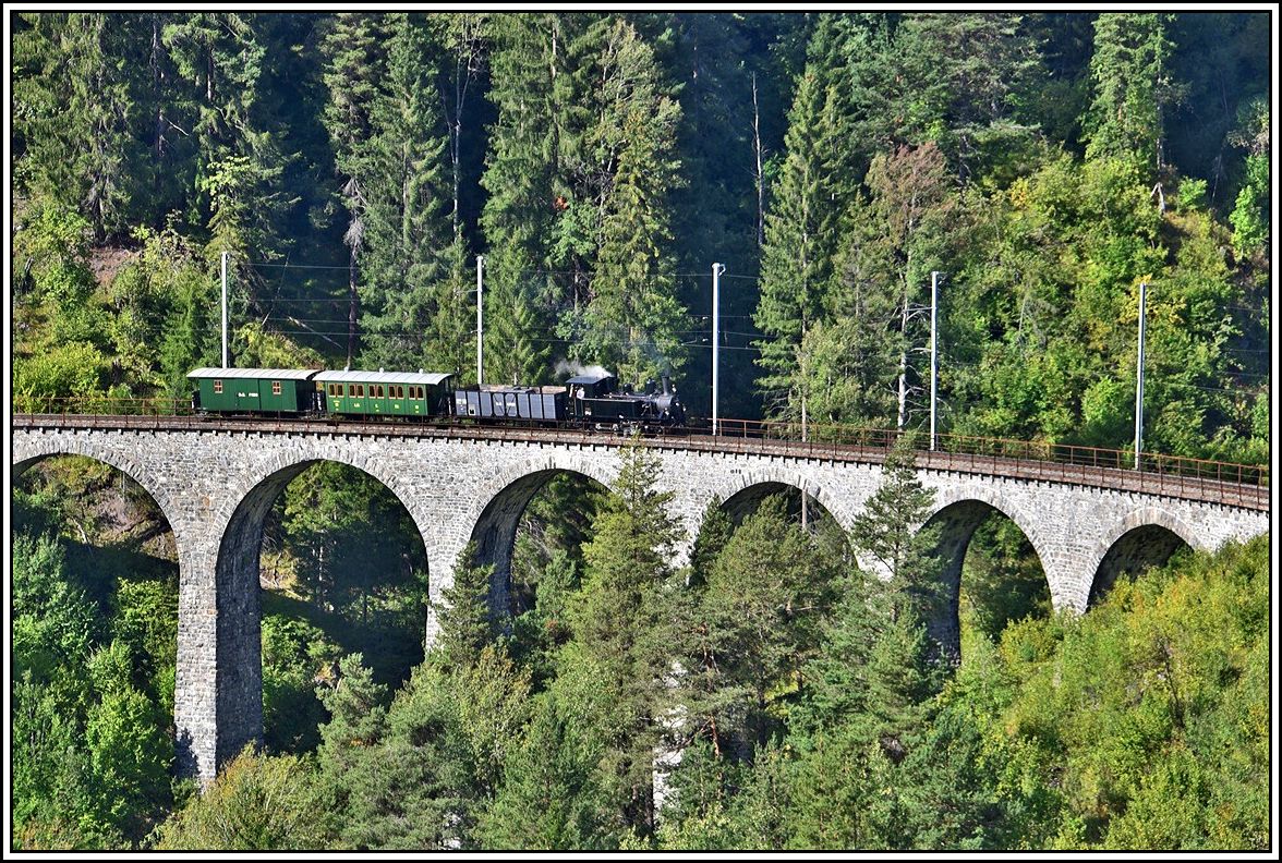 Überfuhr ins Depot Samedan als DZ9133 mit G 3/4 11  Heidi  auf dem Schmittentobelviadukt bei Filisur. (30.09.2019)