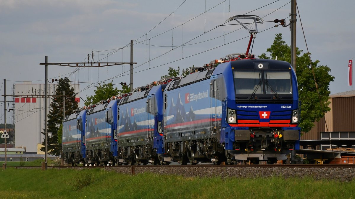 Überfuhr von vier neuen SBB Cargo International Vectronen: Führend ist die 193 531  Reuss , geschleppt 529  Neckar ,  530  Po  und 528  Mosel . Aufgenommen bei Schwaderloch AG (CH) am Abend des 24.04.2020.