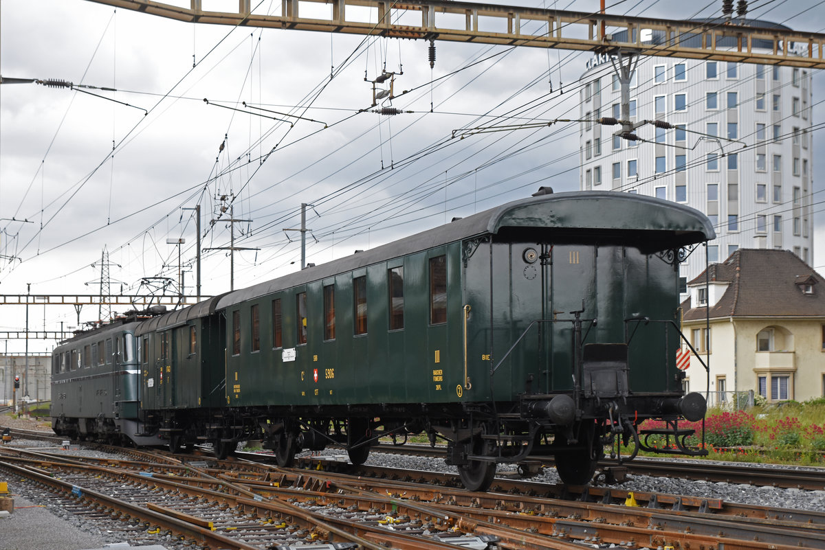 Überfuhrfahrt mit der Ae 6/6 11421, dem F 17463 und dem C2 5906. Hier durchfährt der Zug den Bahnhof Pratteln. Die Aufnahme stammt vom 28.05.2019.