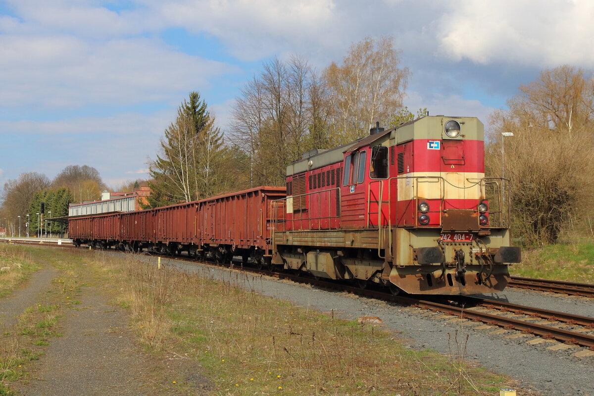 Übergabe in As wartet auf den Personennahverkehr um im Anschlussgleis die Waggons abzustellen. Aufgenommen am 28.04.2022