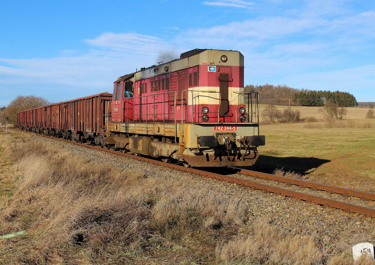 Übergabe aus Bochov nach Blatno u Jesenice als Mn 86653 an einem sonnigen Montag im Januar (16.01.2023) Eingesetzt wurde der Transistor 742 344 und hatte ab Bochov 5 mit Holz beladene Eas am Haken. 