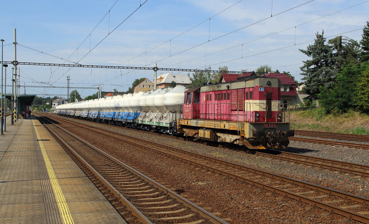 Übergabe aus dem Kraftwerk bei Citice, mit Zwiebelwagenzug wartet auf Weiterfahrt nach Nove Sedlo. Gezogen wurde der Mn 87151 von der 742 344. Später wird der Zug per Elok nach Beroun gefahren. Aufgenommen am 24.08.2023