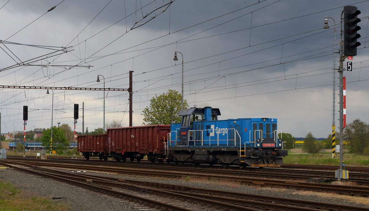 Übergabe aus Sokolov mit 2 Eanos durchfährt den Bahnhof Trisnice in Richtung Cheb. Im Hintergrund ist auch der Überholende R aus Prag nach Cheb schon zu erkennen. Aufgenommen am 14.05.19