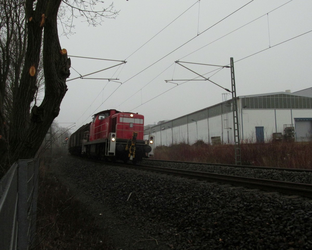 Übergabe mit 294 653-1 in Plauen bei leichtem Nieselregen am 13.3.2015.
