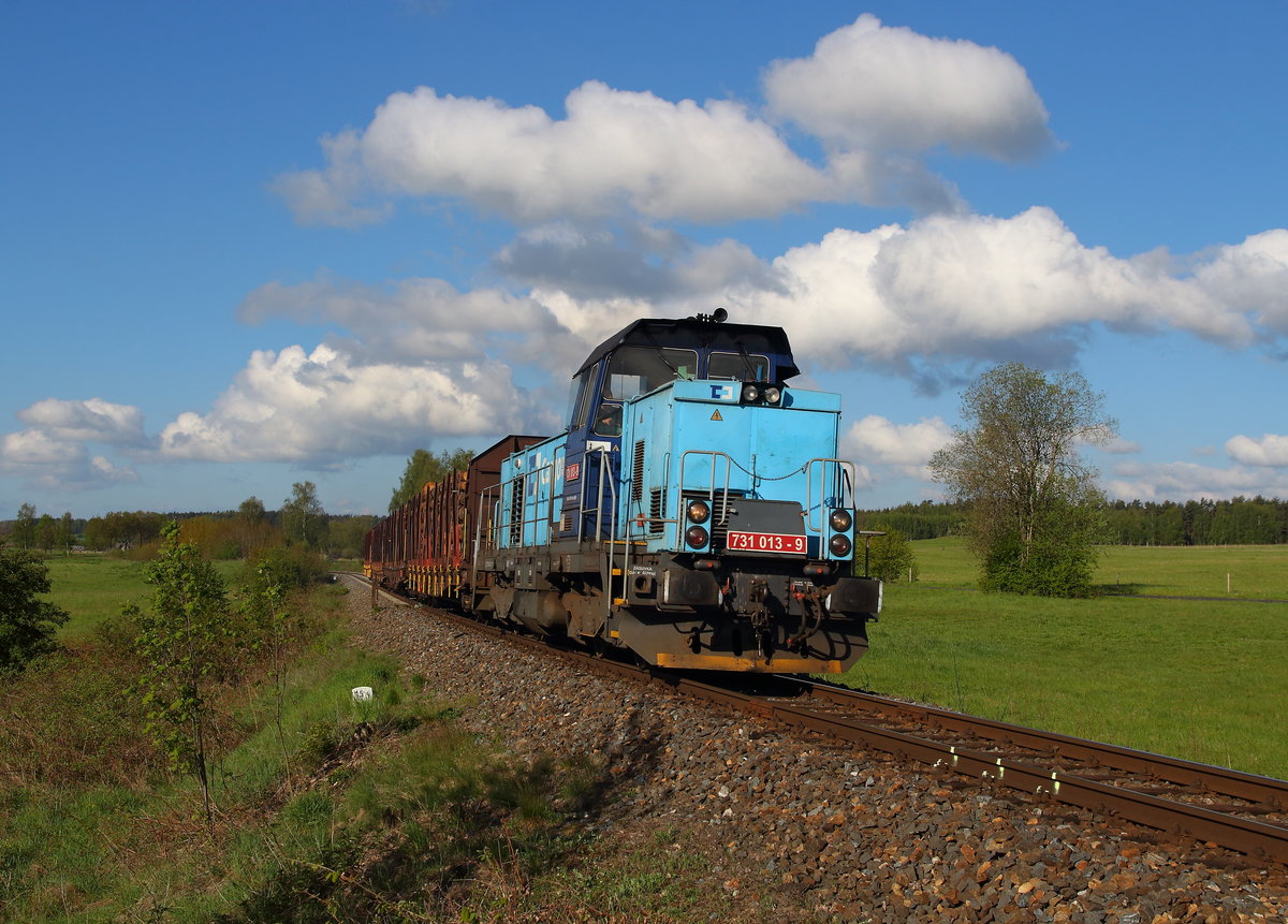 Übergabe mit Holz von Cheb nach As. Gleich durchfährt die 731 013 den Haltepunkt Vojanov obec am 14.05.2019 aufgenommen.