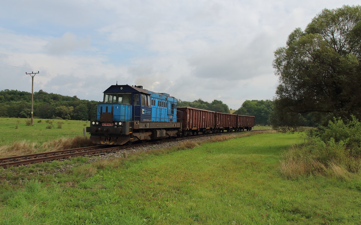 Übergabe Mn 87652 nach Bochov kurz vor dem Ziel mit der 742 270 und 3 leeren Waggons. Aufgenommen am 31.08.2020 nahe dem Ort Tesetice. 