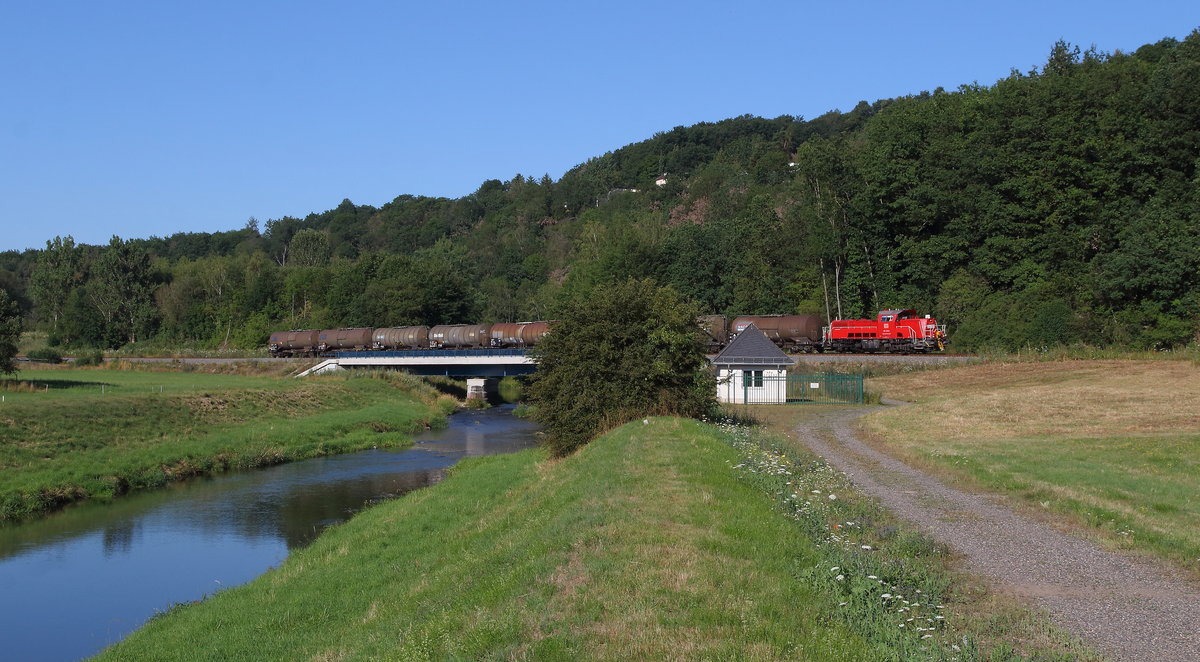 Übergabe nach Greiz-Döhlau am 23.07.2019 fährt mit der 261 018 und 8 Kesselwagen über die Weiße Elster in Plauen - Altchrieschwitz