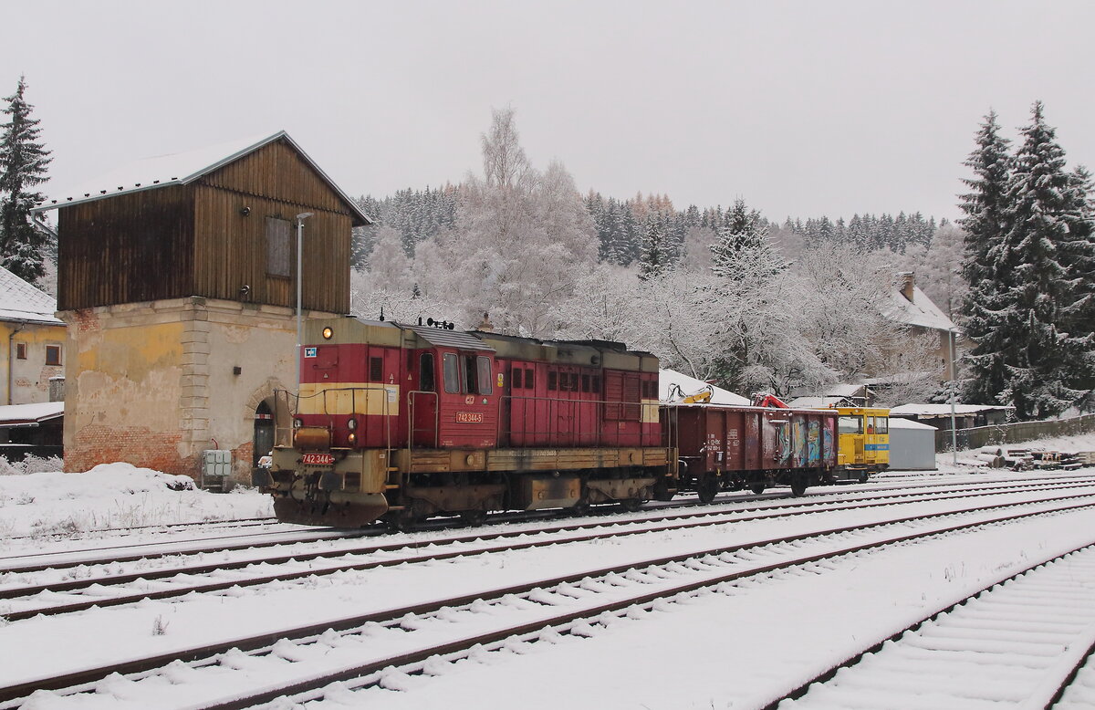 Übergabe in Nejdek mit der 742 344 und einem leeren Ea Waggon bei Neuschnee am 08.12.2022. Fährt kurze Zeit später nach Karlovy Vary als Mn 87003