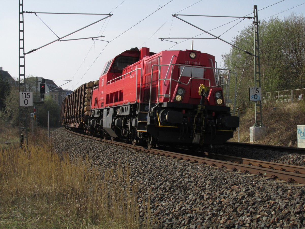Übergabe in Plauen mit Gravita 261 018-6 ist mit wenigen Holzwaggons am 2.04.2014 auf den Weg nach Zwickau.