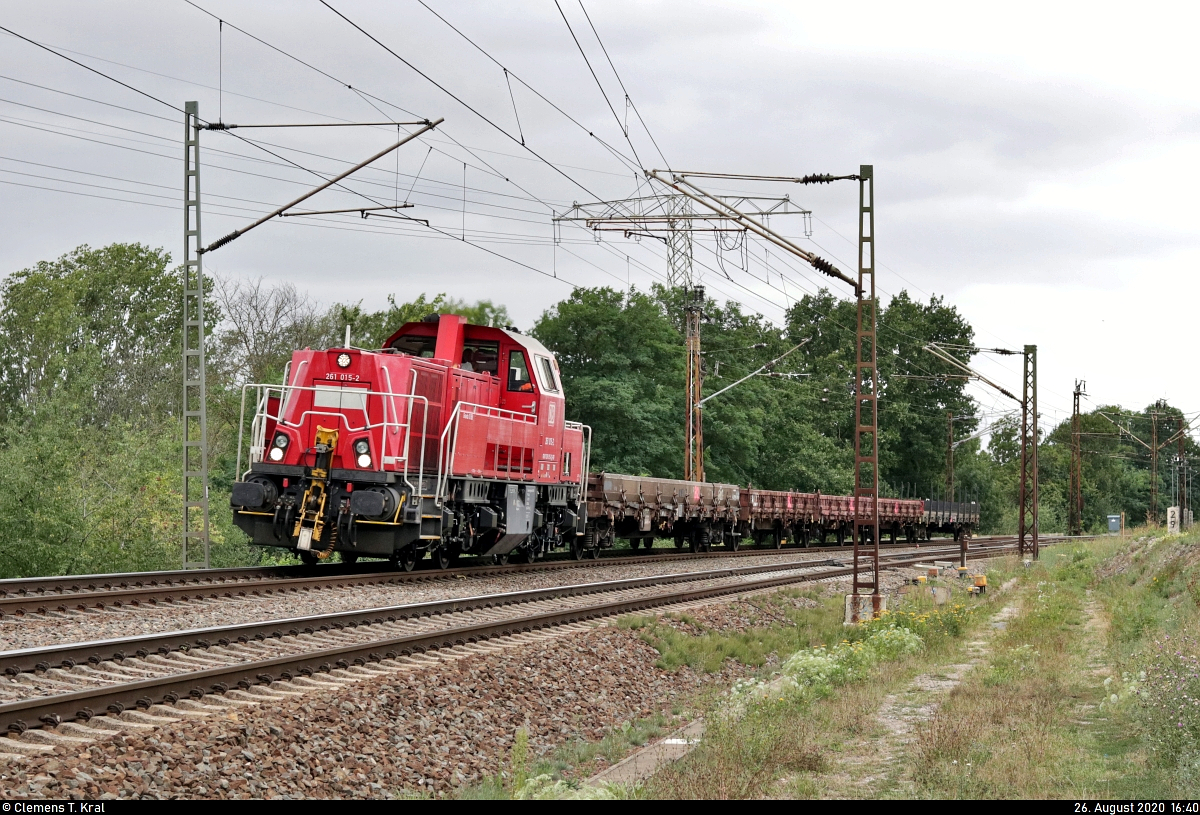 Übergabezug mit fünf Flachwagen und 261 015-2 (Voith Gravita 10 BB) ist unterwegs am Abzweig Saalebrücke in Halle Südstadt (Bft Südstadt Sa) Richtung Halle Rosengarten.

🧰 DB Cargo
🚩 Bahnstrecke Halle–Hann. Münden (KBS 590)
🕓 26.8.2020 | 16:40 Uhr