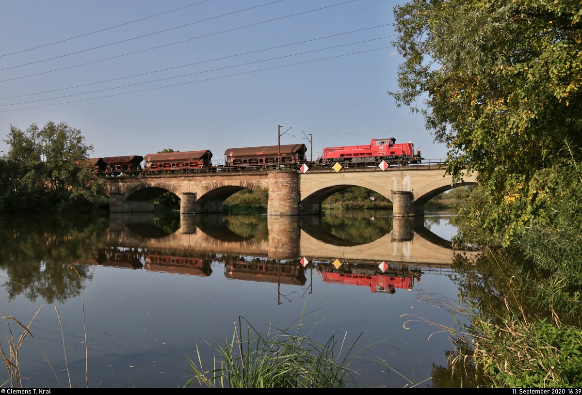 Übergabezug mit Schüttgutwagen und 265 020-8 (Voith Gravita 15L BB) befährt die Saalebrücke in Halle-Wörmlitz Richtung Halle Rosengarten.

🧰 DB Cargo
🚩 Bahnstrecke Halle–Hann. Münden (KBS 590)
🕓 11.9.2020 | 16:39 Uhr