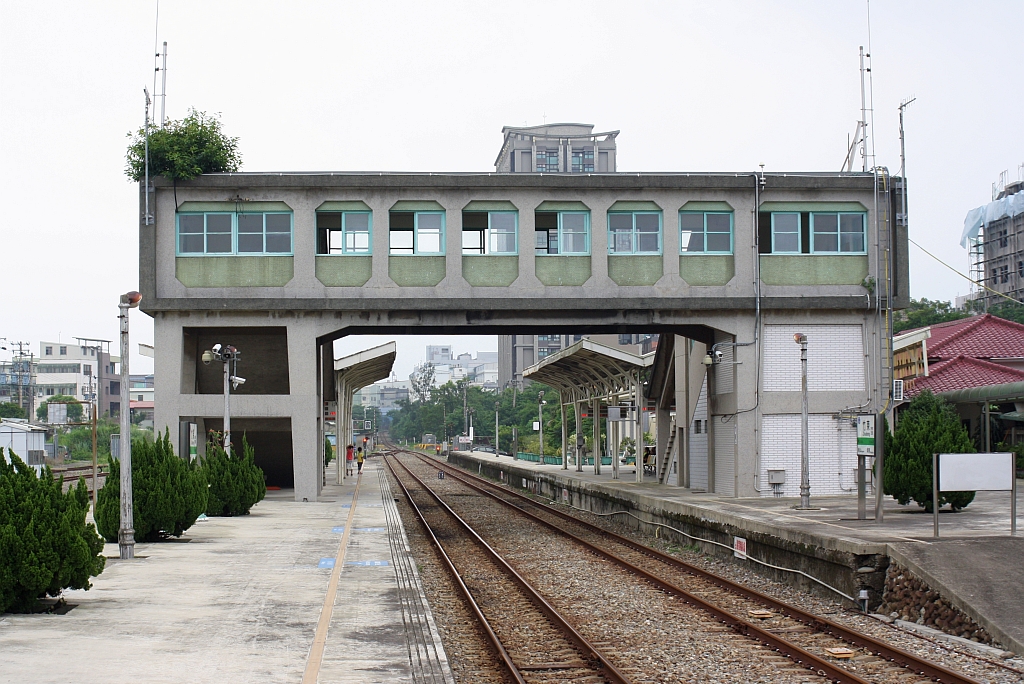 Übergang zwischen Plattform 1 und 2 der Zhudong Station am 01.Juni 2014.