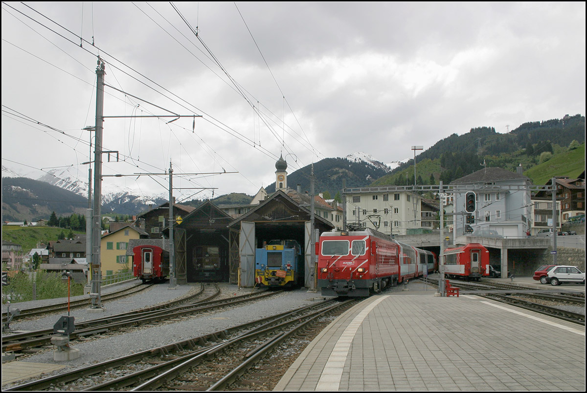 Übergangsstation -

... zwischen der Matthorn-Gotthard-Bahn und der Räthischen Bahn, der Bahnhof Disentis/Muster. Der Glacier-Express verlässt den kurzen Tunnel und fährt in den Bahnhof ein. Auf der Räthischen Bahn wird der Zug dann weiterfahren.

16.05.2008 (M)