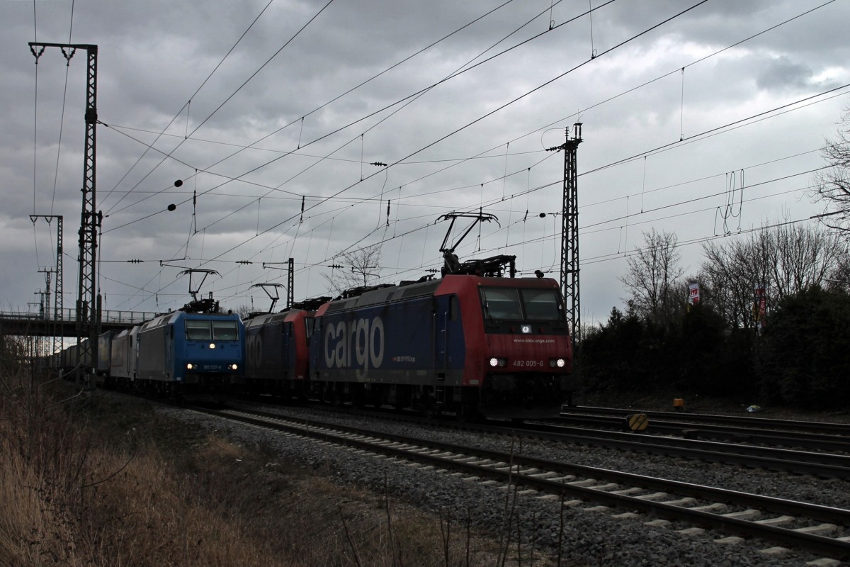 Überholung am 28.02.2014 von SBB Cargo Re 482 005-6 mit ihren neuen Augen und ihrer Schwester Re 482 019-7 und einem Kesselwagenzug in Müllheim (Baden) von der Alpha Trains/Crossrail 185 527-9 und der Mitgeführten CBRail/Crossrail 186 905XR und einem LKW Walter KLV.