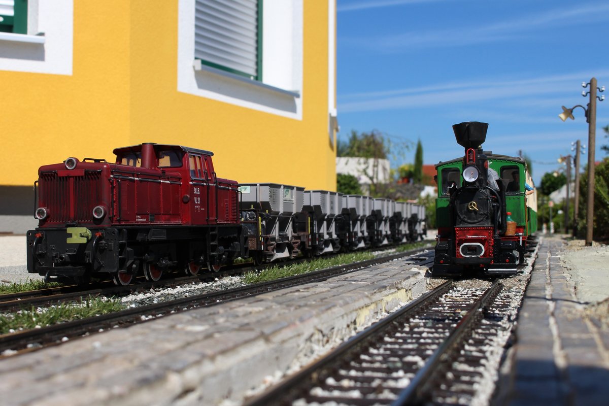 Überholung im Bahnhof Trassdorf am 5.9.2020 der VL21 mit einem Schotterzug von der Stainz 2 mit einem Sonderzug in Richtung Fassl.