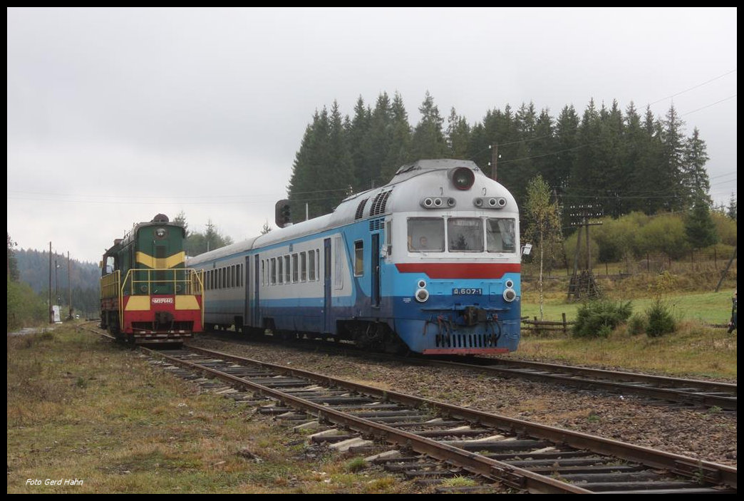 Überholung im Bahnhof Voronenko in den Karpaten am 14.10.2o16:
Die links wartende Cmellak CME-3 6442 wird von dem planmäßigen D 1 nach Rachiv
überholt.