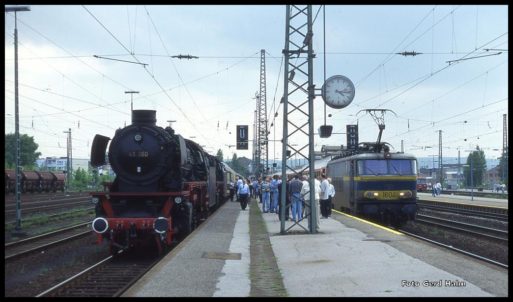 Überholung durch belgischen Schnellzug in Düren am 27.5.1995 um 16.16 Uhr. Während 41360 und 41241 mit ihrem BDEF Sonderzug am Bahnsteig warten, fährt der belgische Ex aus Oostende mit SNCB 1604 an den Bahnsteig.